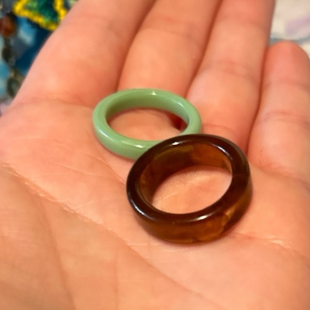 Set of two acrylic colored rings